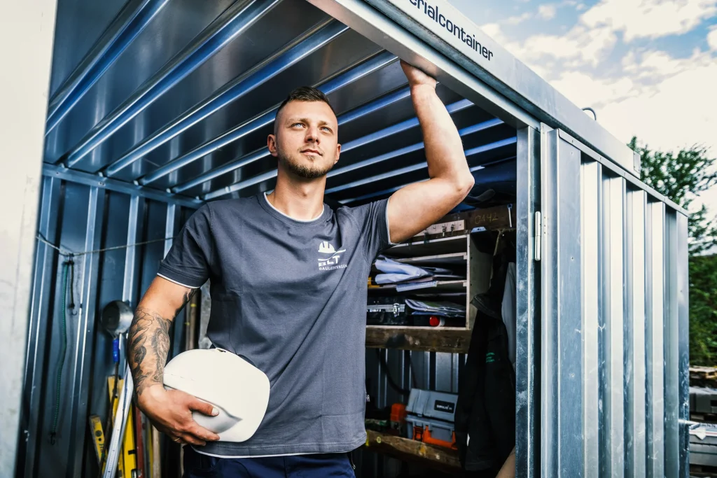 Bauarbeiter in Arbeitscontainer