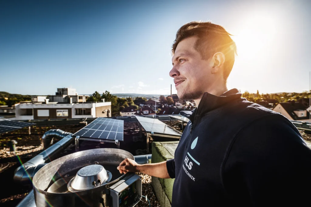 Auszubildender bei Montage einer Dachanlage