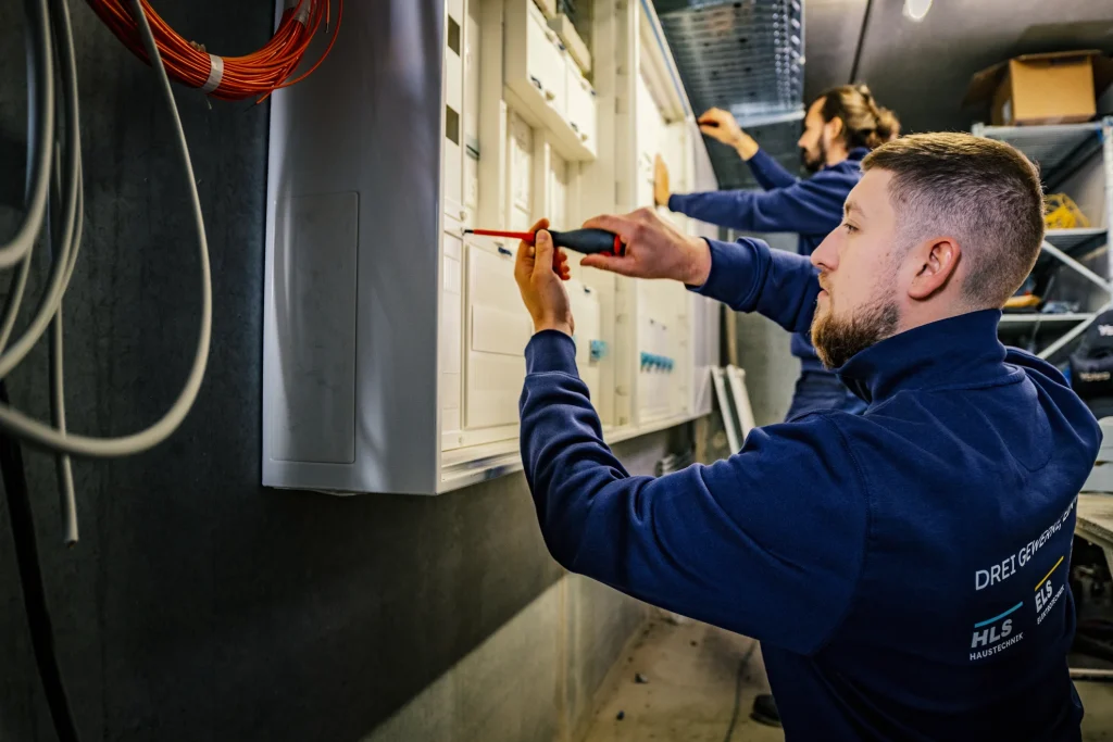 Elektriker bei Elektroinstallation