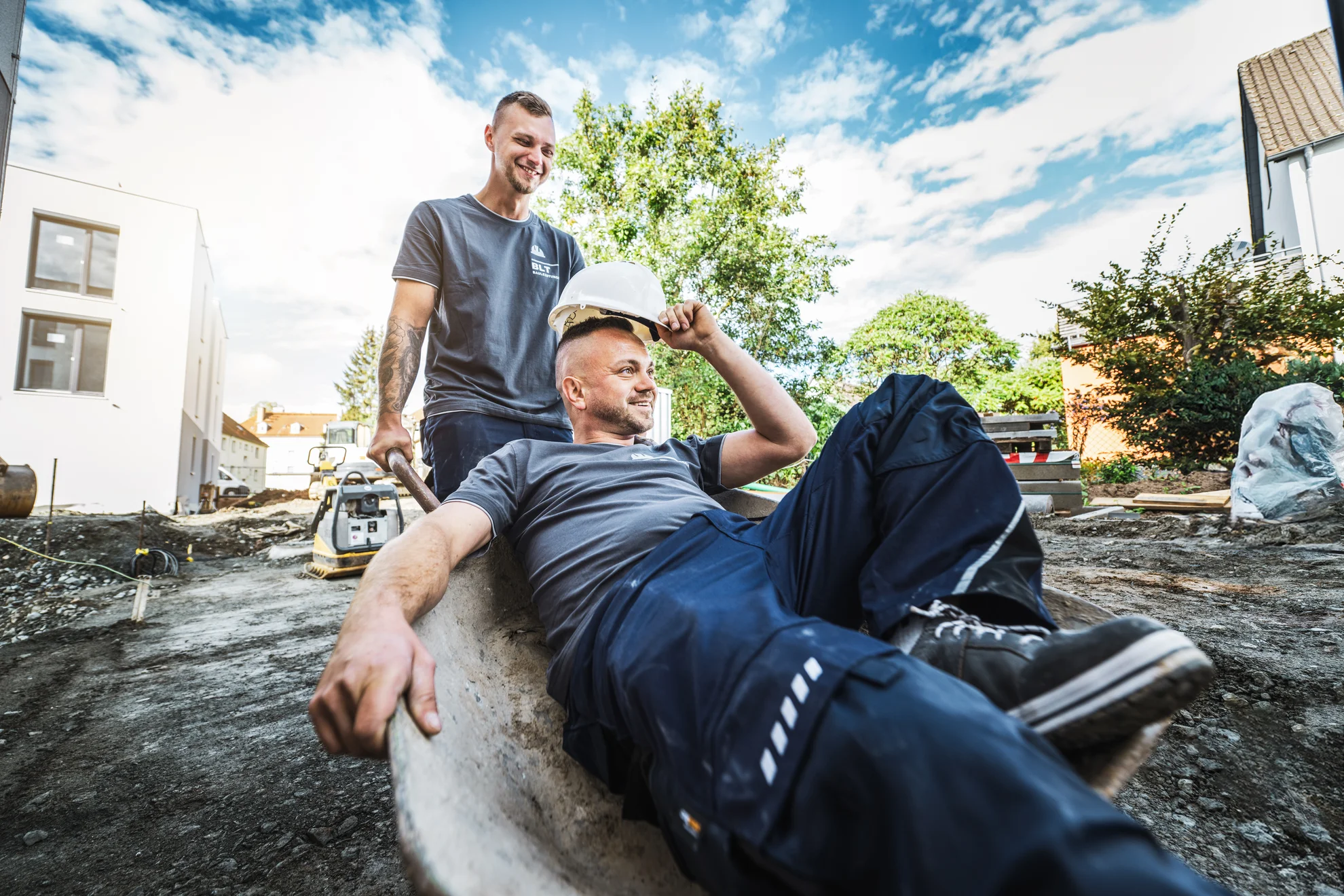 Teamkollegen mit Schubkarre